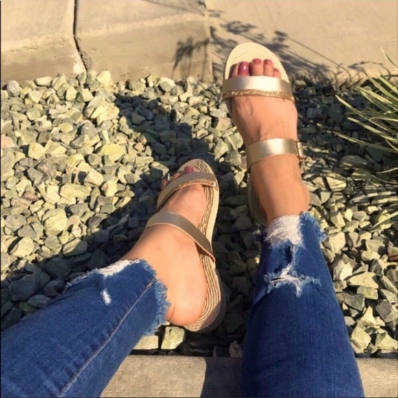 🔥$5🔥NEW -GOLD METALLIC WOVEN SANDALS W/RHINESTONE ACCENT-NEW - Picture 2 of 2
